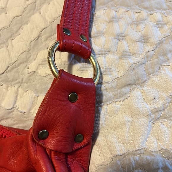 Red leather shoulder bag, soft and great for the holidays😊 - Picture 6 of 9